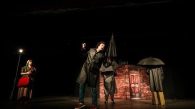 Festivalin ilk tiyatro gösterimine Yenimahalleli minikler aileleri ile birlikte ilgi