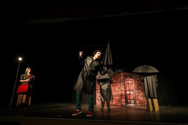 Festivalin ilk tiyatro gösterimine Yenimahalleli minikler aileleri ile birlikte ilgi