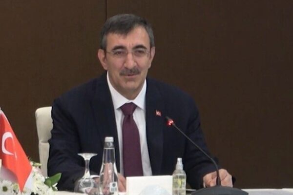  Cumhurbaşkanı Yardımcısı Cevdet Yılmaz, Kocaeli’nin Dilovası ilçesinde bir kozmetik fabrikasında