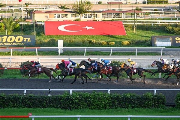 Verilen startla başlayan ve 2000 metre sentetik pistte koşulan yarışta