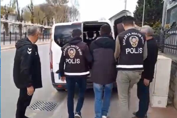 30 yıl kesinleşmiş hapis cezası bulunan firari yakalandı Sakarya Emniyet Müdürlüğü Asayiş Şube Müdürlüğü Aranan Şahıslar Büro Amirliği’ne