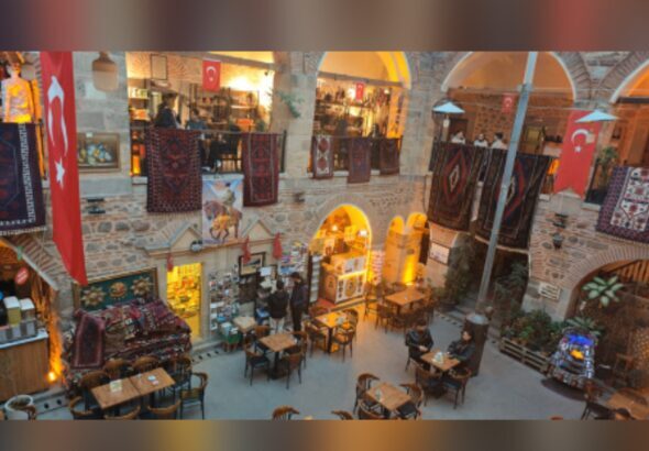 Afyonkarahisar’ın meşhur Taşhanı ziyaretçilerini bekliyor Taşhan’daki Organik Bahçe isimli işletmenin sahibi Mine Ay, bölgeyle ilgili