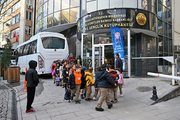 Ankara’da Genç Zihinler Kütüphanede projesi başladı Ankara Büyükşehir Belediyesi (ABB), çocukların kitaplarla daha erken yaşta buluşmasını