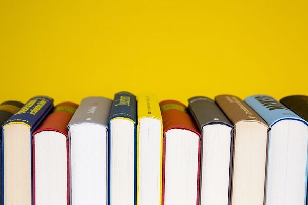 Arnavutköy Belediyesi tarafından düzenlenen Arnavutköy 1. Kitap Fuarı, ziyaretçilerine kapılarını