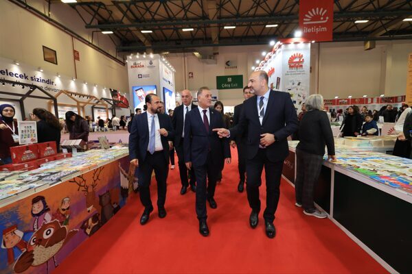 Aslan, 42. İstanbul Kitap Fuarı’nda konuştu TÜYAP Fuarcılık Grubu ve Türkiye Yayıncılar Birliği’nin iş birliğiyle düzenlenen,