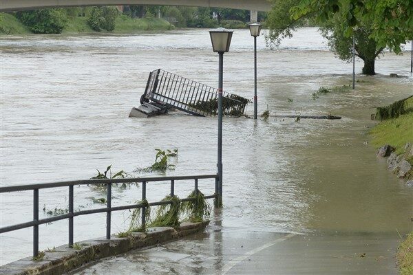 Endonezya'daki yıkıcı sel ve heyelanlarda hayatını kaybedenlerin sayısı, kurtarma ekiplerinin
