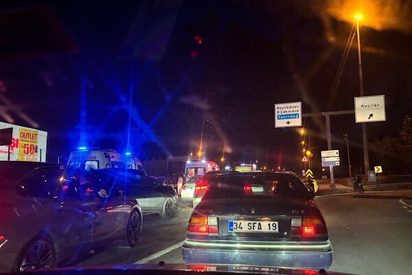 Avcılar’da E-5’te trafik yoğunluğu İstanbul’un Avcılar ilçesinde, Beylikdüzü istikametindeki E-5 Karayolu’nda meydana gelen motosiklet