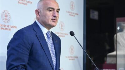 Kültür ve Turizm Bakanı Ersoy, sanatçı Burak Özçivit ile AKM’de