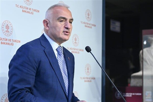 Bakan Ersoy, Burak Özçivit ile bir araya geldi Kültür ve Turizm Bakanı Ersoy, sanatçı Burak Özçivit ile AKM’de