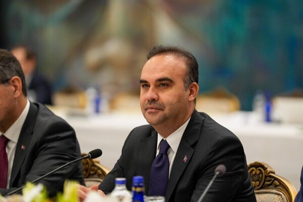 Bakan Kacır: Yolun açık olsun Togg Sanayi ve Teknoloji Bakanı Kacır, Togg’un, markaların küreselleşme yolculuğuna önemli