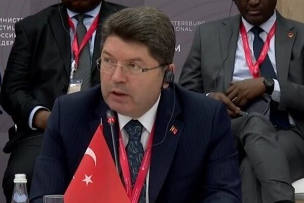 Bakan Tunç, PAB heyetiyle görüştü Adalet Bakanı Tunç, Parlamentolar Arası Birlik heyetiyle Bakanlıkta bir araya