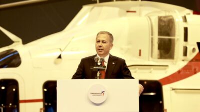 İçişleri Bakanı Yerlikaya, İstanbul’un Bakırköy ilçesinde iki ambulansın arasına giren