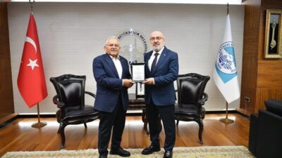 Başkan Büyükkılıç, Kayseri Üniversitesi Rektörü Prof. Dr. Kurtuluş Karamustafa'yı makamında