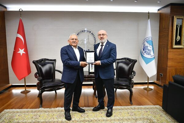 Başkan Büyükkılıç, Karamustafa’yı ağırladı Başkan Büyükkılıç, Kayseri Üniversitesi Rektörü Prof. Dr. Kurtuluş Karamustafa'yı makamında