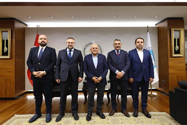 Büyükşehir Belediye Başkanı Memduh Büyükkılıç, farklı illerden ve ilçelerden gelen