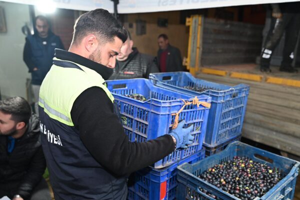 Başkan Deviren: Çiftçilerimizin yanında olmaya devam ediyoruz Gemlik Belediyesi, zeytin alımlarına başladı. Hasat döneminde üreticiyi desteklemeyi hedefleyen