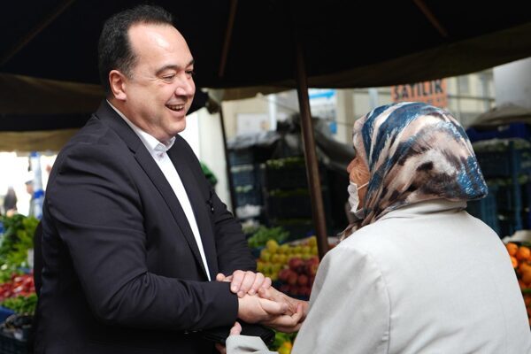 Manisa Büyükşehir Belediye Başkanı Dutlulu, Karaköy Pazarını ziyaret ederek, esnaf