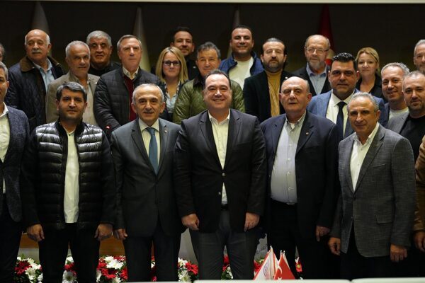 Başkan Dutlulu, Ticaret Odası’nda iş insanları ile buluştu Manisa Büyükşehir Belediye Başkanı Besim Dutlulu, Manisa Ticaret ve Sanayi