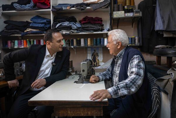 Bornova Belediye Başkanı Ömer Eşki’ye ilgili başkan yardımcıları, birim müdürleri