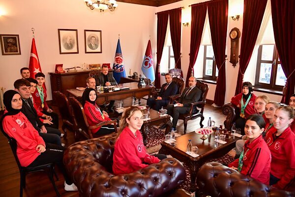 Başkan Genç, Dünya Kung Fu Şampiyonları’nı ağırladı Trabzon Büyükşehir Belediye Başkanı Genç, Çin’in Emeishan kentinde düzenlenen 10.