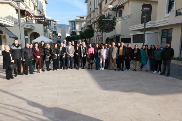 Derince Belediye Başkanı Sertif Gökçe, kendisini kahvaltı programına davet eden