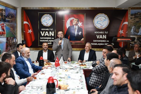 Başkan Gökçe’den Vanlılar Derneği’ne ziyaret Derince Belediye Başkanı Sertif Gökçe, Kocaeli İli Vanlılar Dayanışma ve Yardımlaşma