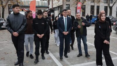 DPÜ Rektör Yardımcısı Prof. Dr. Ayhan Kahraman ve genç mühendis