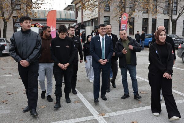 DPÜ Rektör Yardımcısı Prof. Dr. Ayhan Kahraman ve genç mühendis
