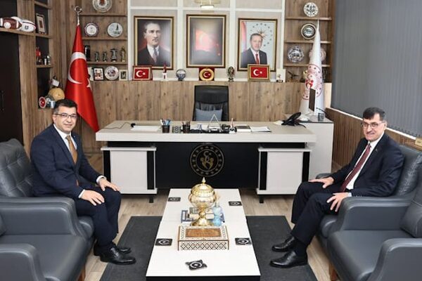 Kütahya Belediye Başkanı Eyüp Kahveci, gençlere yönelik hizmet ve spor