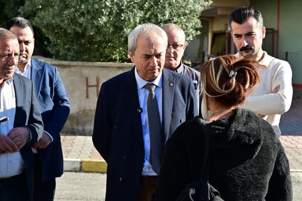 Başkan Kocagöz, evi yanan vatandaşı ziyaret etti Antalya’nın Kepez ilçesi Şafak Mahallesi’nde geçen akşam meydana gelen yangında,