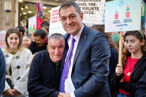 Dünya Engelliler Günü dolayısıyla düzenlenen program kapsamında Debboy'dan başlayıp, Atatürk