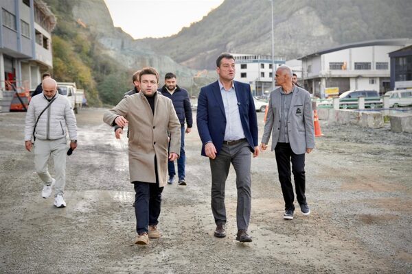 Belediyenin ilgili birim müdürleriyle birlikte sahaya çıkan Başkan Köse’nin ilk