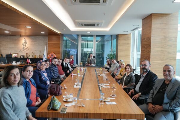 Başkan Kotan, Down Sendromlular ve Engelliler Derneği ile buluştu Konyaaltı Belediye Başkanı Cem Kotan, Antalya Down Sendromlular ve Engelliler