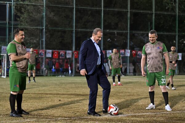 Başkan Seçer: 13 binden fazla çalışma arkadaşımla çok büyük bir aileyiz Türkiye Belediyeler Birliği (TBB) Başkan Vekili ve Mersin Büyükşehir Belediye