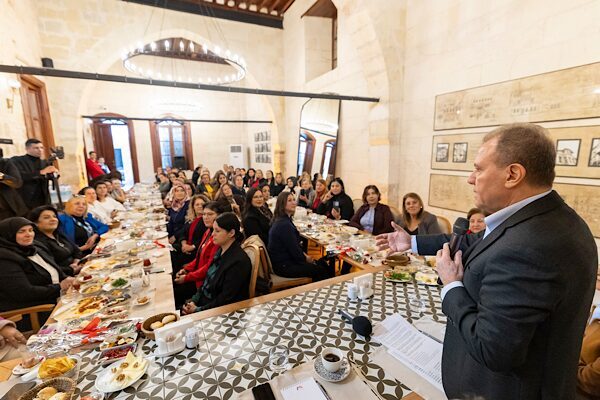 Başkan Seçer, kadın muhtarlarla 5 Aralık programında buluştu Mersin Büyükşehir Belediye Başkanı Vahap Seçer ve Meral Seçer, CHP
