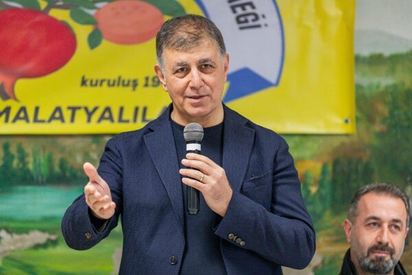 Başkan Tugay, Abdal Musa için düzenlenen lokma duasına katıldı İzmir Büyükşehir Belediye Başkanı Cemil Tugay, Narlıdere Kültür ve Dayanışma