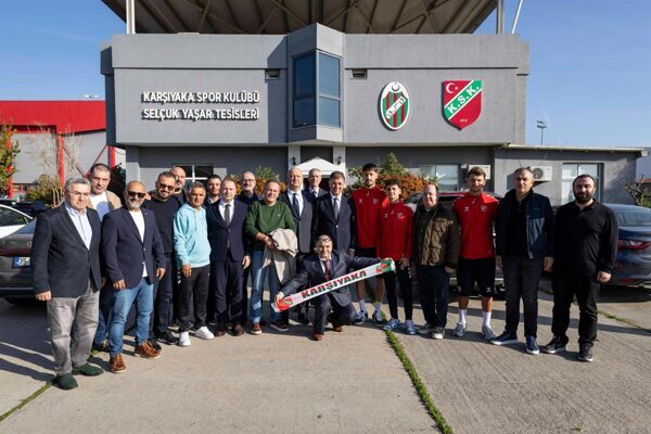 Başkan Tugay, Karşıyaka Spor Kulübü ve Göztepe Spor Kulübü’nü ziyaret etti İzmir Büyükşehir Belediye Başkanı Cemil Tugay, Karşıyaka Spor Kulübü ve