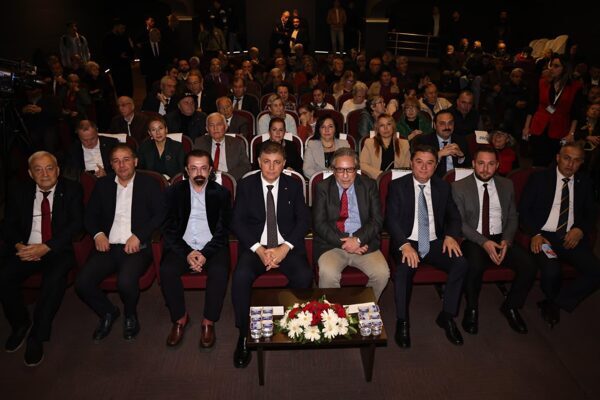 Başkan Tugay, Zonguldak’ta düzenlenen sağlık zirvesine katıldı Zonguldak Tabip Odası Başkanı Prof. Dr. Eksal Kargı ve Türk Tabipleri