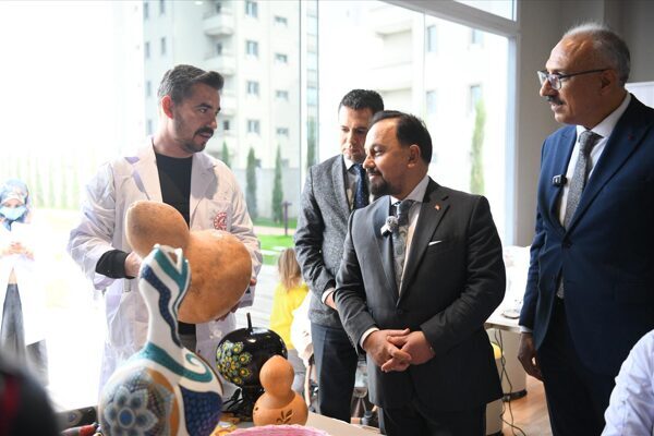 Başkan Uludağ, “Atıktan Sanata” el sanatları kursunu ziyaret etti Sarıçam İlçe Milli Eğitim Müdürü Necmettin Dardağan ile birlikte Ferdi