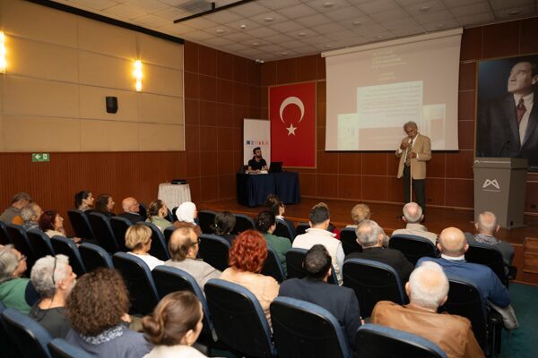 Mersin Büyükşehir Belediyesi Kongre ve Sergi Sarayı’nda gerçekleşen söyleşide Prof.