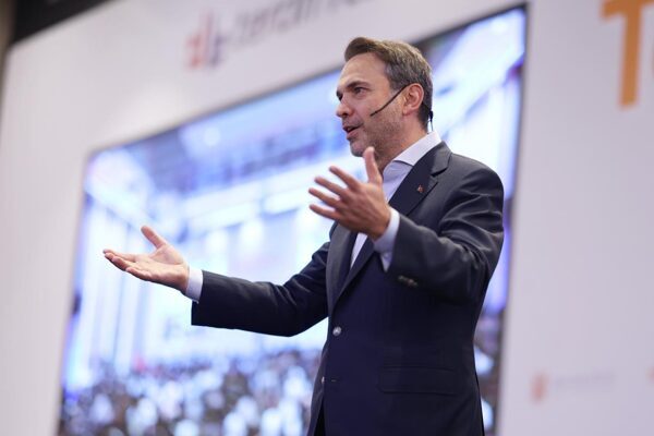 Bayraktar: Şimdi hedefimiz dışa bağımlılığını bitirmiş bir Türkiye Enerji ve Tabii Kaynaklar Bakanı Bayraktar, enerji arz güvenliğini tehdit