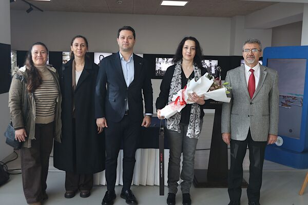 “Bir Başka Yolculuk Gerek Bize” Grafik Tasarım Sergisi Muğla’da açıldı Muğla’da Türkan Saylan Çağdaş Yaşam Merkezi’nde, grafik tasarım sanatçısı Yasemin