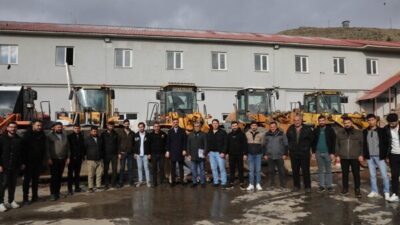 Bitlis Belediyesi b&uuml;nyesinde oluşturulan karla m&uuml;cadele ekipleri; 80 personel, 42