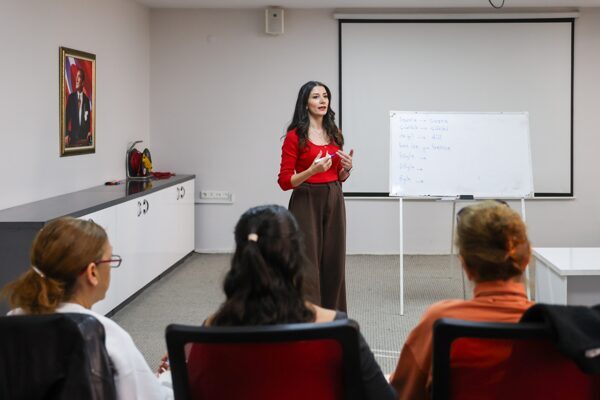 Buca Belediyesi’nden diksiyon ve sunuculuk kursu Türkan Saylan Çağdaş Yaşam Merkezi’nde haftanın üç günü gerçekleştirilen derslere,