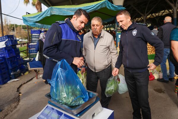 Buca Belediyesi, semt pazarlarında Tartı Kontrol Noktası uygulamasına başladı.  Buca