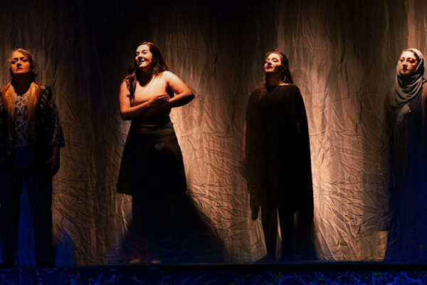 Bursa’da “Kadınlar Konuşursa” tiyatro oyunu sahnelenecek Bursa’da Birgül Yeşiloğlu Güler imzası taşıyan “Kadınlar Konuşursa” oyunu Tayyare