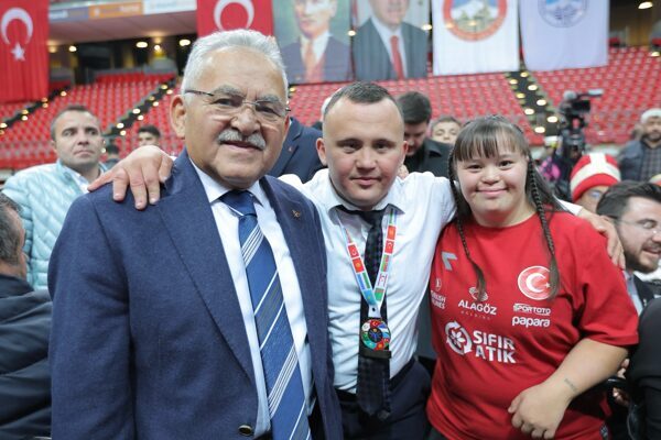 Büyükkılıç, Türkiye şampiyonu engelli spor kulüpleriyle bir araya geldi Kayseri Büyükşehir Belediye Başkanı Memduh Büyükkılıç, 3 Aralık Dünya Engelliler