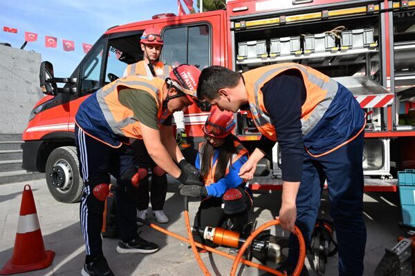 Manisa Büyükşehir Belediyesi, ‘Mahalle Afet Gönüllüleri Projesi’ni hayata geçiriyor. Afet