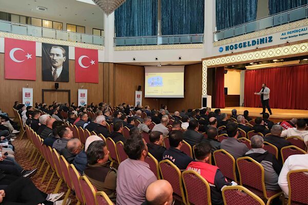 Büyükşehir personeline, Yüreğir Kültür Merkezi’nde Güvenli Sürüş Teknikleri Eğitimi verildi. Eğitim, zabıtadan temizliğe,