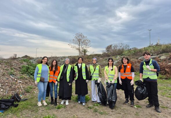 Büyükşehir ve öğrencilerden sahil temziliği çalışması Trabzon Büyükşehir Belediyesi Çevre Koruma ve Kontrol Dairesi Başkanlığı koordinasyonunda